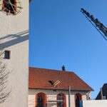 Die Sanierung des Kirchendachs in Burgthann ist in vollem Gange - am Ende wird sie wohl über 200.000 Euro betragen.