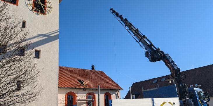 Die Sanierung des Kirchendachs in Burgthann ist in vollem Gange - am Ende wird sie wohl über 200.000 Euro betragen.