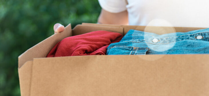 Die Kleiderspenden sollen in transportfähigen Kartons verpackt sein.