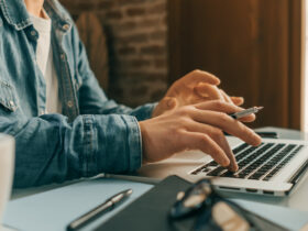 Eine Person arbeitet am Laptop von Zuhause aus.