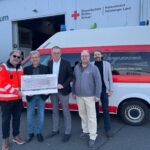 Bürgermeister Robert Ilg und zweiter Bürgermeister Peter Uschalt (Zweiter und Dritter v. links) übergaben den Spendenscheck an das Team des BRK-Herzenswunschmobils.
