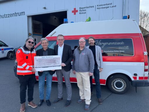 Bürgermeister Robert Ilg und zweiter Bürgermeister Peter Uschalt (Zweiter und Dritter v. links) übergaben den Spendenscheck an das Team des BRK-Herzenswunschmobils.