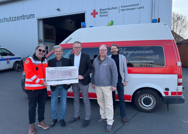 Bürgermeister Robert Ilg und zweiter Bürgermeister Peter Uschalt (Zweiter und Dritter v. links) übergaben den Spendenscheck an das Team des BRK-Herzenswunschmobils.