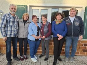 Das Bild zeigt (v. links) Vorsitzenden Roland Brütting, Prüferin Gabriele Jahnel, Prüferin Betty Krämer, Kassiererin Maria Reiser, Schriftführerin Hannelore Schramm und zweiten Vorsitzenden Dieter Schramm.