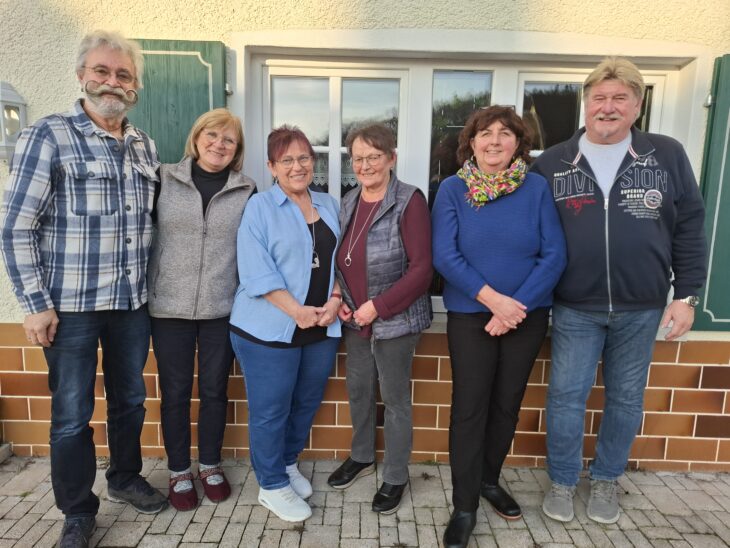 Das Bild zeigt (v. links) Vorsitzenden Roland Brütting, Prüferin Gabriele Jahnel, Prüferin Betty Krämer, Kassiererin Maria Reiser, Schriftführerin Hannelore Schramm und zweiten Vorsitzenden Dieter Schramm.