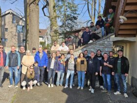 Die Reisegruppe der Feuerwehr Hersbruck zusammen mit den Gastgebern der Feuerwehr Hilterfingen.