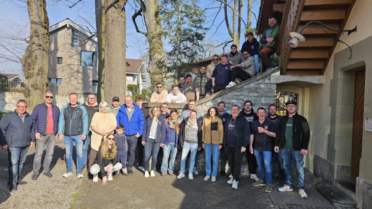 Die Reisegruppe der Feuerwehr Hersbruck zusammen mit den Gastgebern der Feuerwehr Hilterfingen.