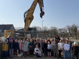 Die Vorschulkinder des Katholischen Kindergartens Hersbruck zusammen mit einer ersten Klasse.