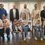 Die jungen Familien mit Bürgermeister Reiner Pickel (hintere Reihe, Zweiter v. links).