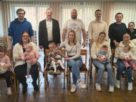 Die jungen Familien mit Bürgermeister Reiner Pickel (hintere Reihe, Zweiter v. links).