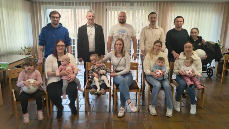 Die jungen Familien mit Bürgermeister Reiner Pickel (hintere Reihe, Zweiter v. links).