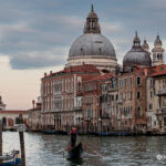 Ein Gebäude in Venedig