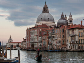 Ein Gebäude in Venedig