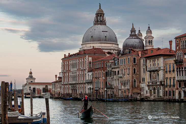 Ein Gebäude in Venedig