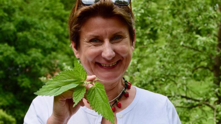 Gabriele Leonie Bräutigam lädt zu vier Abenden rund um die Wildkräuter der Heimat ein.