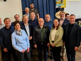 Hartensteins Bürgermeisterkandidatin Xenia Küster (4. von links) mit ihrem Team sowie Landrat Armin Kroder und Hersbrucks Bürgermeister Robert Ilg.