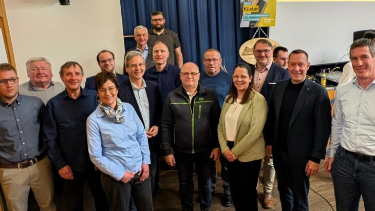 Hartensteins Bürgermeisterkandidatin Xenia Küster (4. von links) mit ihrem Team sowie Landrat Armin Kroder und Hersbrucks Bürgermeister Robert Ilg.