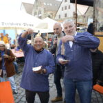 Bürgermeister Thomas Lang (rechts) und Fischhändler Thorsten Niebuhr probieren Matjes, dahinter Moderator Martin Czernan.