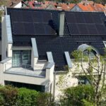 Hausdach mit ein paar Sträuchern im Vordergrund