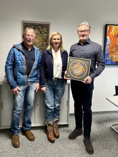 Peter Meckler und Katharina Hage überreichten Firmenchef Gerald Vogt (rechts) ein Dankeschön aus Nepal.
