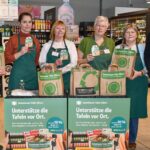 Noch bis zum 7. März können in Rewe-Märkten Tüten zugunsten der Tafel erworben werden. Engagieren sich mit bei der Aktion: Thomas Menneckemeyer, Damen der Tafel-Ausgabestellen Feucht und Schwarzenbruck, Marktleiter Simon Kulterer (von links).