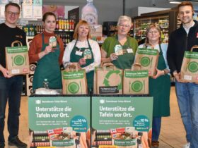 Noch bis zum 7. März können in Rewe-Märkten Tüten zugunsten der Tafel erworben werden. Engagieren sich mit bei der Aktion: Thomas Menneckemeyer, Damen der Tafel-Ausgabestellen Feucht und Schwarzenbruck, Marktleiter Simon Kulterer (von links).
