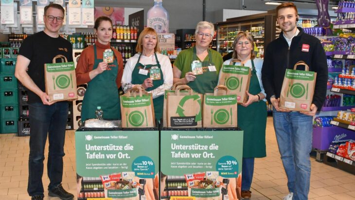 Noch bis zum 7. März können in Rewe-Märkten Tüten zugunsten der Tafel erworben werden. Engagieren sich mit bei der Aktion: Thomas Menneckemeyer, Damen der Tafel-Ausgabestellen Feucht und Schwarzenbruck, Marktleiter Simon Kulterer (von links).