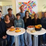 Schüler und Mitarbeitende der Mittelschule Hersbruck zusammen mit Schulleiter Franz Altmann (hinten Mitte), Ursula Eggert (Dritte v. rechts) und Herbert Hofmann (rechts) vor einigen Obsttellern kurz vor der Ausgabe.