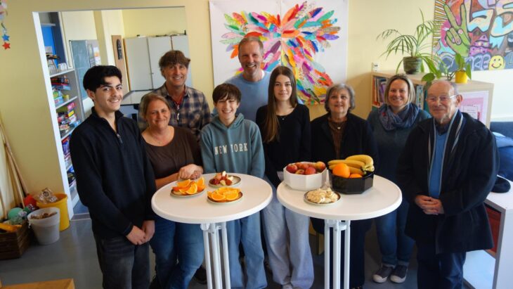 Schüler und Mitarbeitende der Mittelschule Hersbruck zusammen mit Schulleiter Franz Altmann (hinten Mitte), Ursula Eggert (Dritte v. rechts) und Herbert Hofmann (rechts) vor einigen Obsttellern kurz vor der Ausgabe.