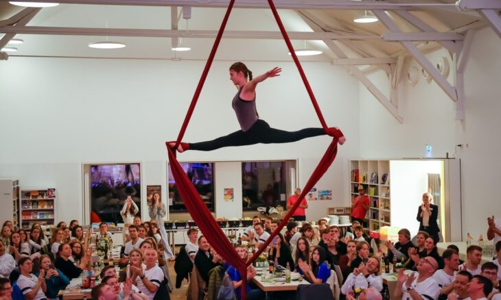 Über dem Publikum schwebt Caja Wetzler vom Circusverein Neumarkt.