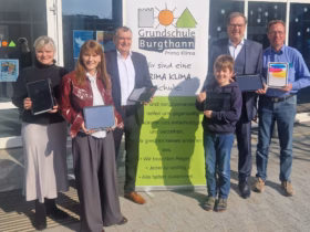 Bürgermeister Heinz Meyer (2. von rechts) besuchte drei Schulen in Burgthann.