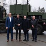Beim Besuch vor Ort informieren sich die Bundestagsabgeordneten Ralph Edelhäuser (2. von links) und Dr. Konrad Körner (3. von links) über die Arbeit des Unternehmens Diehl Defence.