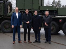 Beim Besuch vor Ort informieren sich die Bundestagsabgeordneten Ralph Edelhäuser (2. von links) und Dr. Konrad Körner (3. von links) über die Arbeit des Unternehmens Diehl Defence.