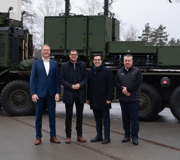 Beim Besuch vor Ort informieren sich die Bundestagsabgeordneten Ralph Edelhäuser (2. von links) und Dr. Konrad Körner (3. von links) über die Arbeit des Unternehmens Diehl Defence.