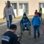Altdorfer Kooperationsprojekt wird Teil eines Dokumentarfilms: Valeska Rehm und André Batista Maia von der Medienwerkstatt dokumentieren, wie die Kinder mit Eifer und Einfühlungsvermögen den Rollstuhlparcours meistern.