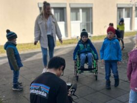 Altdorfer Kooperationsprojekt wird Teil eines Dokumentarfilms: Valeska Rehm und André Batista Maia von der Medienwerkstatt dokumentieren, wie die Kinder mit Eifer und Einfühlungsvermögen den Rollstuhlparcours meistern.