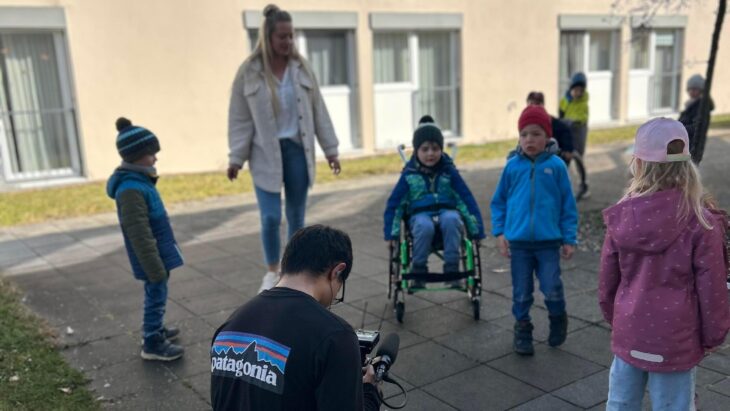 Altdorfer Kooperationsprojekt wird Teil eines Dokumentarfilms: Valeska Rehm und André Batista Maia von der Medienwerkstatt dokumentieren, wie die Kinder mit Eifer und Einfühlungsvermögen den Rollstuhlparcours meistern.