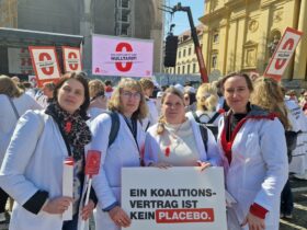 Aus Schnaittach waren diese Teilnehmerinnen der Kundgebung auf dem Odeonsplatz angereist.