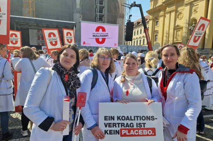 Aus Schnaittach waren diese Teilnehmerinnen der Kundgebung auf dem Odeonsplatz angereist.