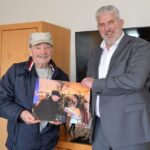 Bürgermeister Thomas Lang (rechts) bedankte sich bei Horst Fischer, dem früheren Vorsitzenden des Vereins Laufer Weihnachtsmarkts.