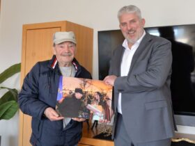 Bürgermeister Thomas Lang (rechts) bedankte sich bei Horst Fischer, dem früheren Vorsitzenden des Vereins Laufer Weihnachtsmarkts.