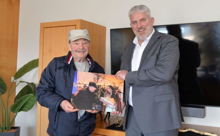 Bürgermeister Thomas Lang (rechts) bedankte sich bei Horst Fischer, dem früheren Vorsitzenden des Vereins Laufer Weihnachtsmarkts.