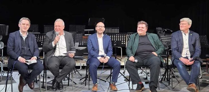 In überparteilicher Runde diskutierten die Teilnehmer der Jubiläumsfeier in Altdorf Herausforderungen, Chancen und Auswirkungen der Europapolitik auf kommunaler Ebene.