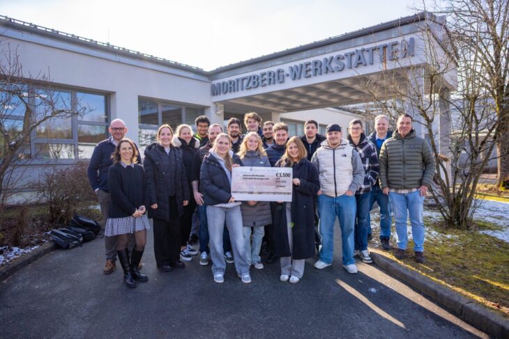 Vor dem Eingang der Werkstätten übergaben elf Auszubildende gemeinsam mit ihren Ausbildern eine Spende für die Werkstattarbeit der Lebenshilfe.