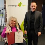 Weiterhin Behindertenbeauftragte: Angelika Feisthammel mit Landrat Armin Kroder.