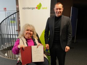 Weiterhin Behindertenbeauftragte: Angelika Feisthammel mit Landrat Armin Kroder.