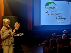 Ilse Dölle (links) und Sylvia Steinbach, Koordinatorin für Seniorenangelegenheiten, begrüßten die Gäste.