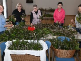 Der Frühlingsbasar des Handarbeitskreises findet am Palmsonntag statt. Deswegen gibt es, einer alten katholischen Tradition zufolge, auch Handsträußchen aus Palmzweigen.