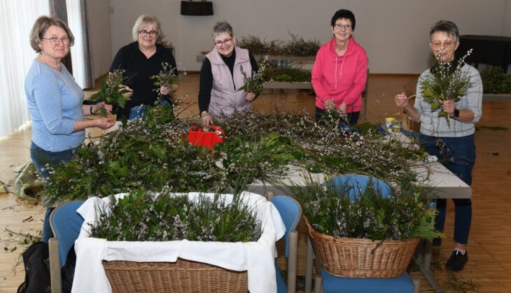 Der Frühlingsbasar des Handarbeitskreises findet am Palmsonntag statt. Deswegen gibt es, einer alten katholischen Tradition zufolge, auch Handsträußchen aus Palmzweigen.