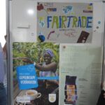 Feuchts Bürgermeister Jörg Kotzur gemeinsam mit der ehemaligen Mittelschullehrerin Kerstin Ortner bei der Fairtrade-Ausstellung an der Mittelschule Feucht.